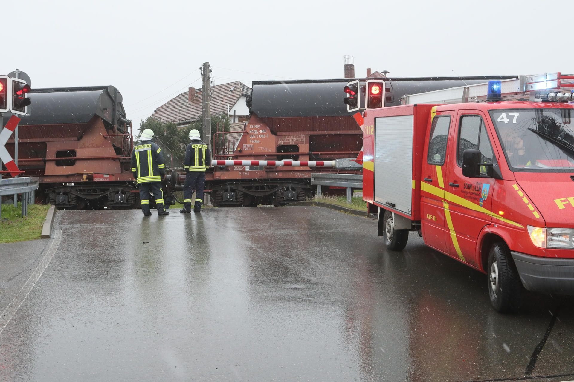 Rettungskräfte stehen an der Bahnstrecke bei Lohma (Thüringen) an einem Bahnübergang.