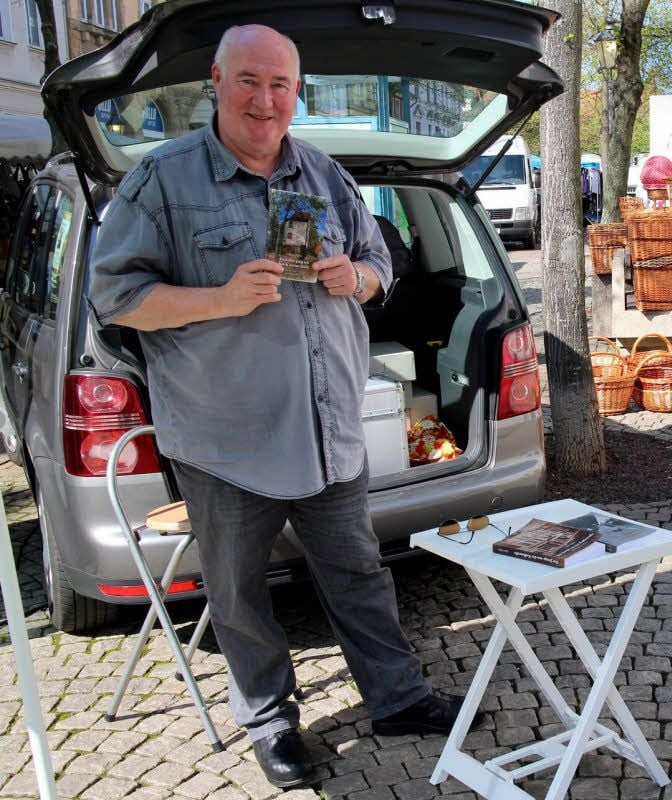 Sogar auf dem Wochenmarkt stellte Alfred Fäßler seine Bücher vor.