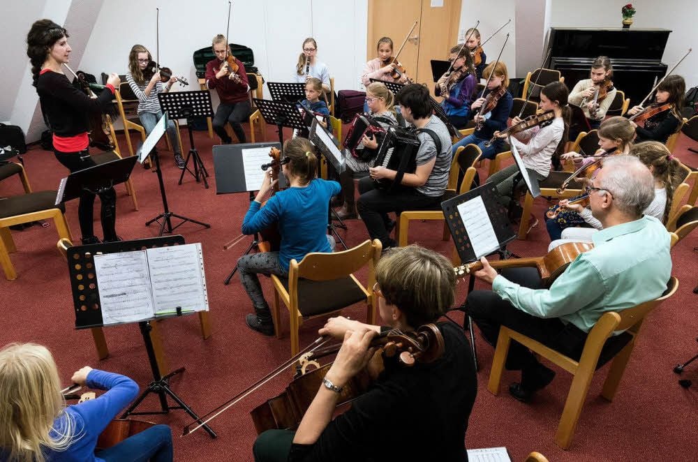 Das Nachwuchsorchester der Merseburger Musikschule beim Proben mit Lehrerin Claudia Schaefer
