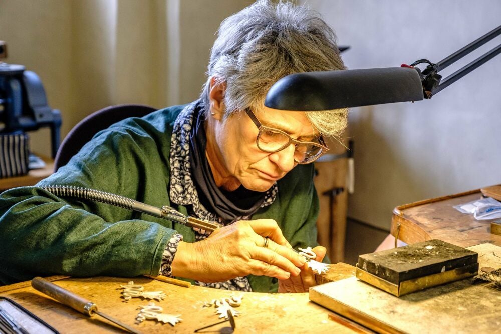 Dies sind keine Weihnachtsgeschenke. Es sind die Preisträgerschlangen, an denen Maria Friedel hier an ihrem Werkbrett im Kunsthof arbeitet.