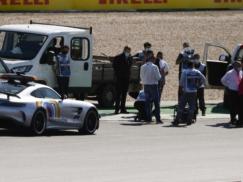 Arbeiter reparieren den losen Gullydeckel auf dem Algarve International Circuit. Foto: Rudy Carezzevoli/Pool GETTY/dpa