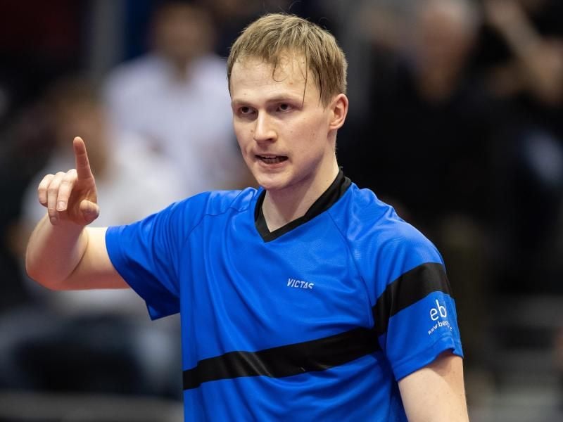 Benedikt Duda zeigt den Finger nach oben. Foto: Swen Pförtner/dpa/Archivbild