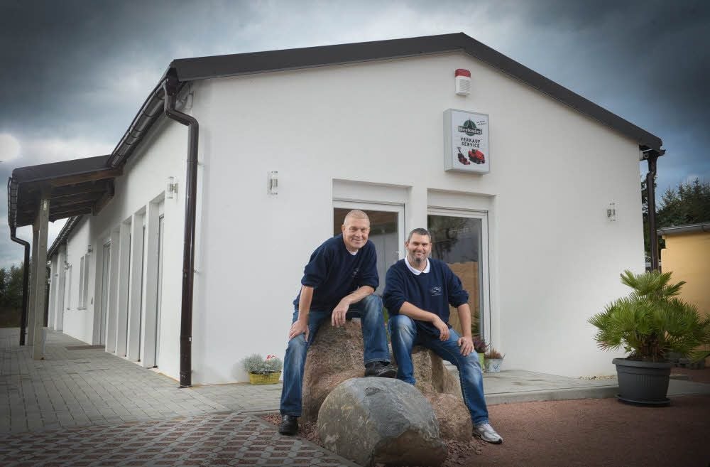 André Rößler und Jens Zietz (v.r.) vor dem neuen Gebäude mit Werkstatt, Verkaufsraum und Büro.