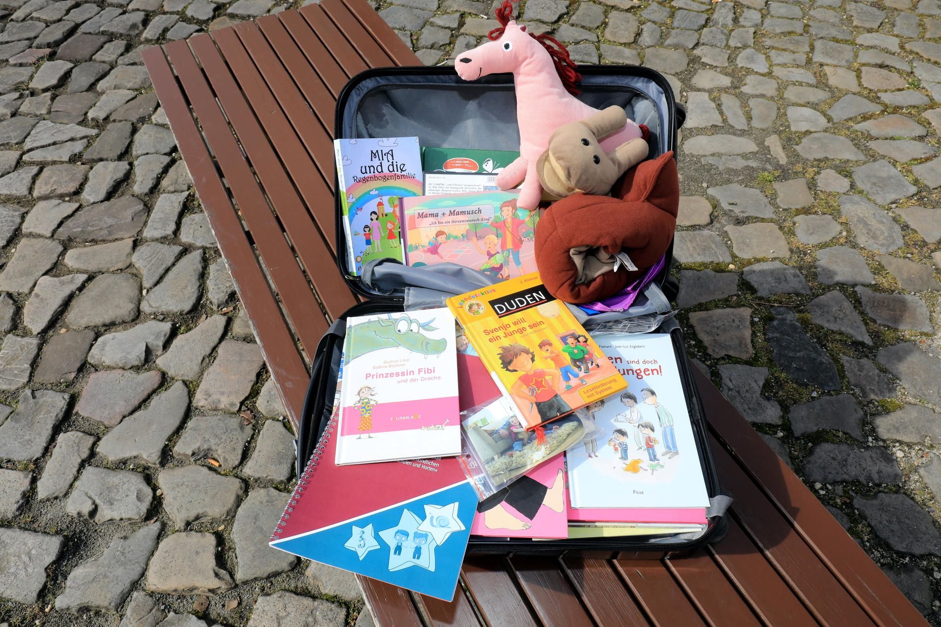 Der Medienkoffer mit Büchern und Spielen soll Kindern in Kitas und Grundschulen die Vielfalt der Familienformen näher bringen.