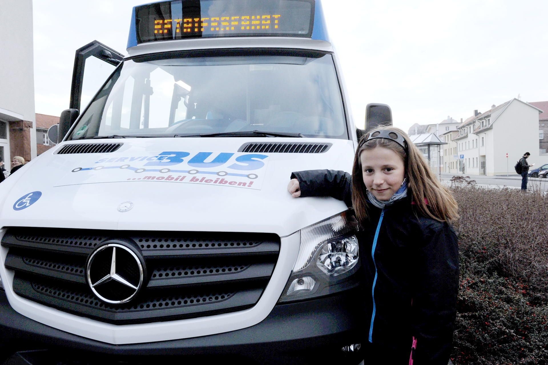 Schülerin Paula Weber ist stolz: Die Zehnjährige ist die neue Stimme für die Haltestellenansage in den Bussen der VGS.