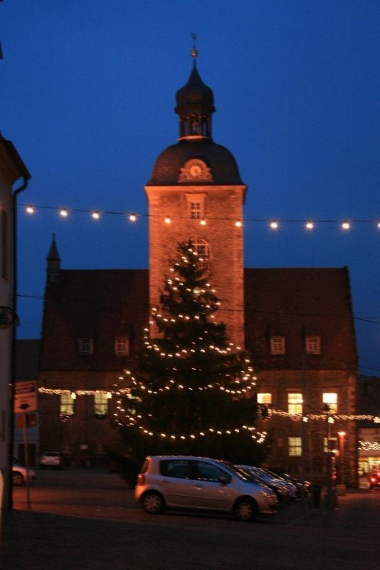 In der „blauen Stunde“ wirkt die Altstadtkulisse von Querfurt inmitten der strahlenden Lichter sehr eindrucksvoll. Hier wird beim Weihnachtszauber am Wochenende reges Treiben herrschen.