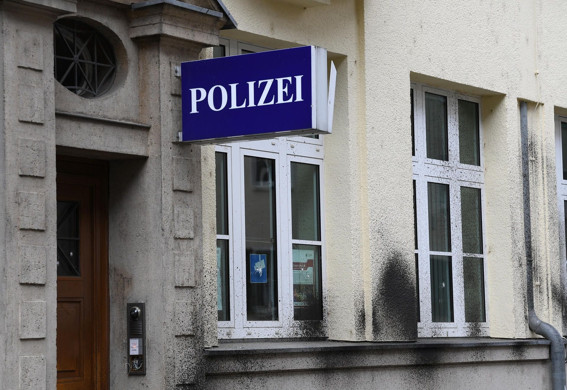 Fassade und Fenster des Polizeireviers West in Leipzig (Sachsen) sind beschädigt.