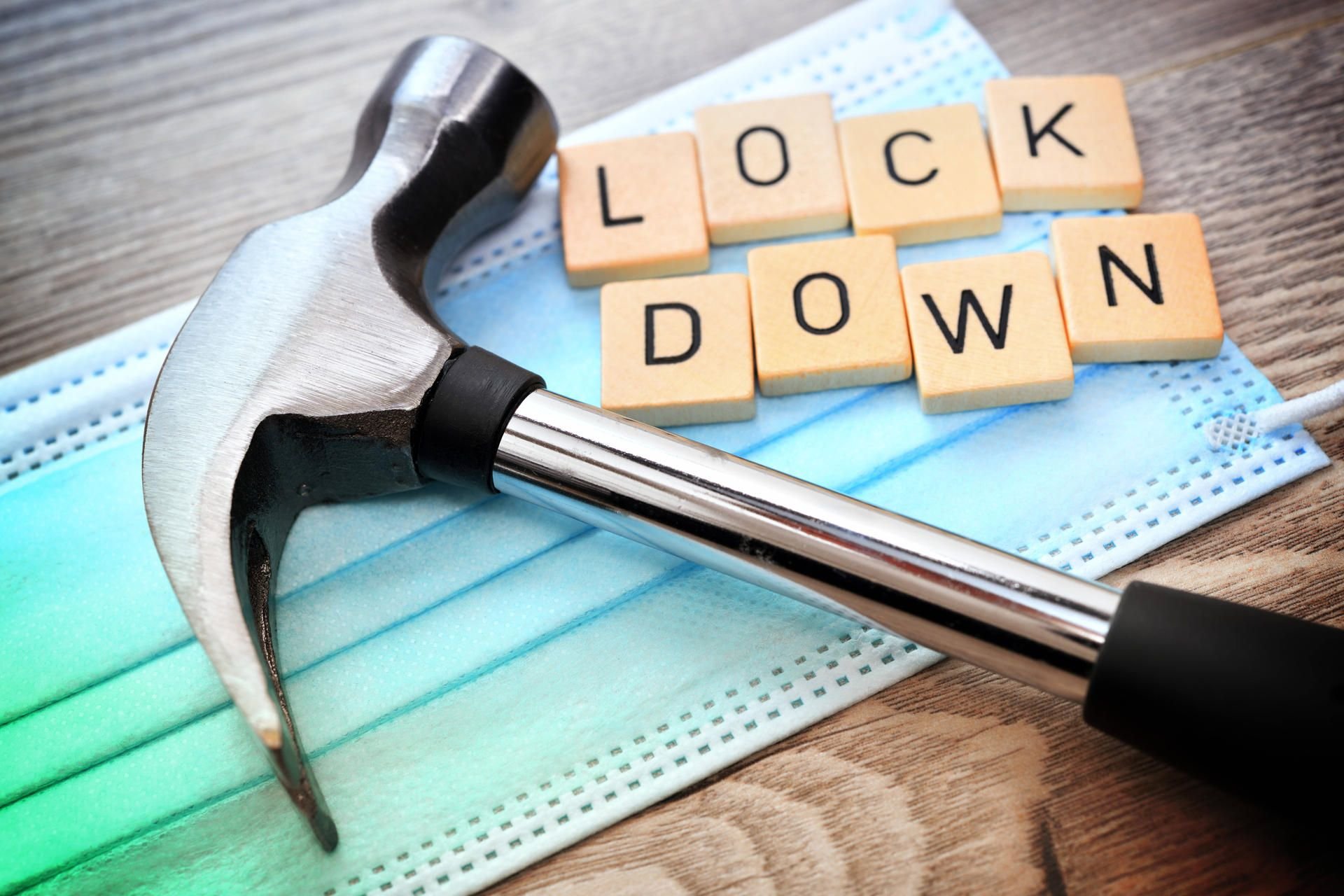 Hammer auf Schutzmaske und Schriftzug Lockdown