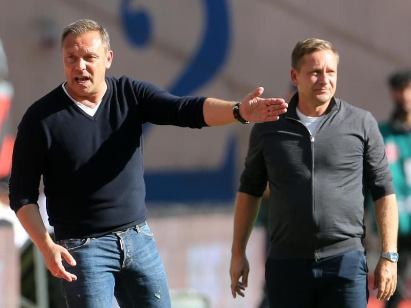 Stecken mit Hannover 96 in der Krise: Trainer André Breitenreiter (l) und Sportdirektor Horst Heldt. Foto: Thomas Frey