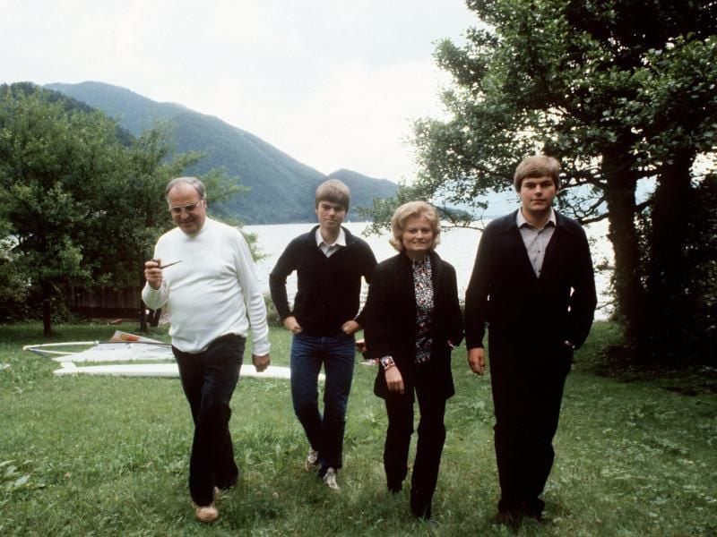 Bundeskanzler Helmut Kohl, seine Gattin Hannelore und die Söhne Walter und Peter im Juni 1981 am Wolfgangsee. Foto: Heinz Wieseler