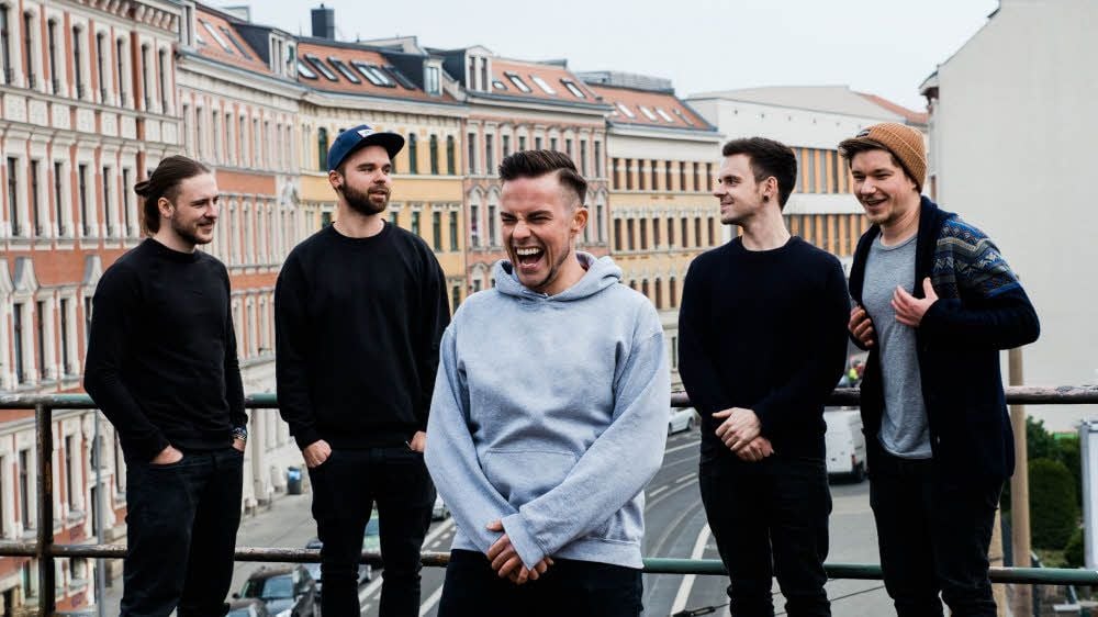 Bastien Bodenstein (re.) aus Zeitz hat es mit seiner Band „Letters Sent“ auf die große Bühne des Impericon-Festival geschafft.