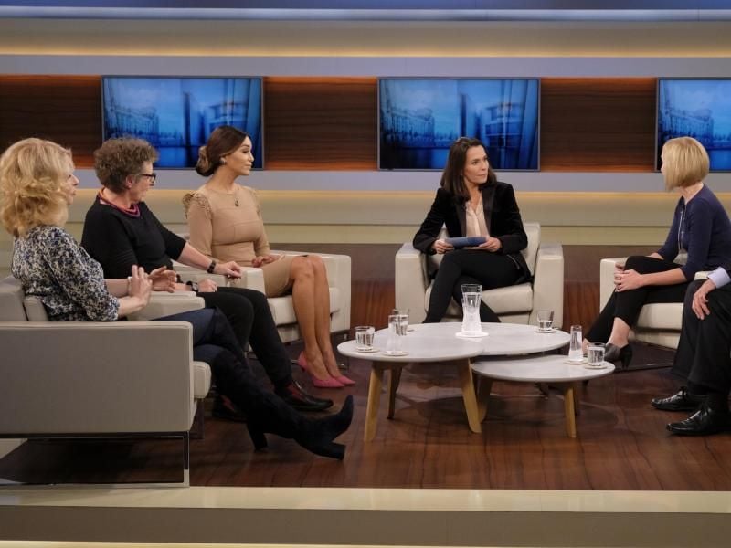 Verona Pooth (3.v.l.) bei „Anne Will”. Foto: Wolfgang Borrs/NDR