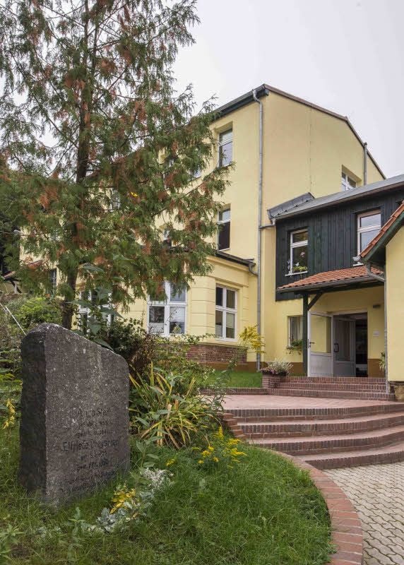 Vor dem Gebäude befindet sich ein Gedenkstein für Anna Steil und Elfriede Dreyscharff, die hier 1920 ein Mädchenstift gründeten.