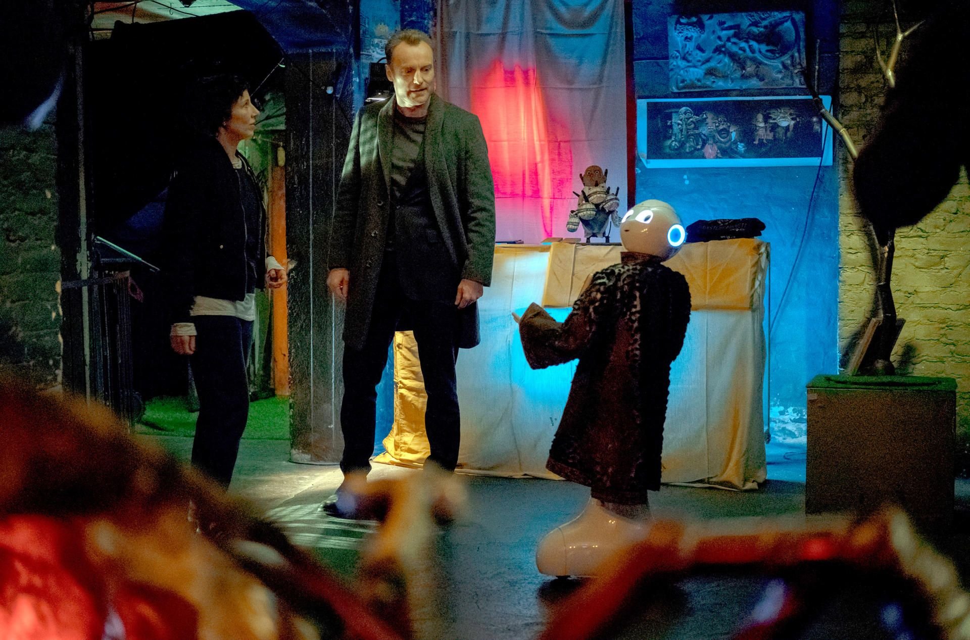 Die Hauptkommissare Robert Karow (Mark Waschke) und Nina Rubin (Meret Becker) in einer Szene des „Tatort: Tiere der Großstadt“.