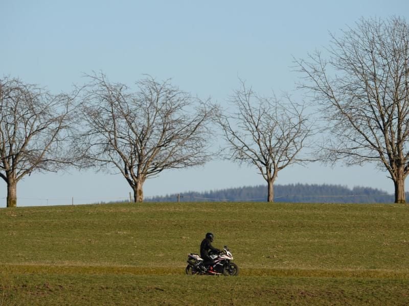 Motorradfahrer müssen ihre Kleidung dem Wetter anpassen. Mit einem Nierengurt können sie sich vor Unterkühlung schützen. Foto: Patrick Seeger/dpa