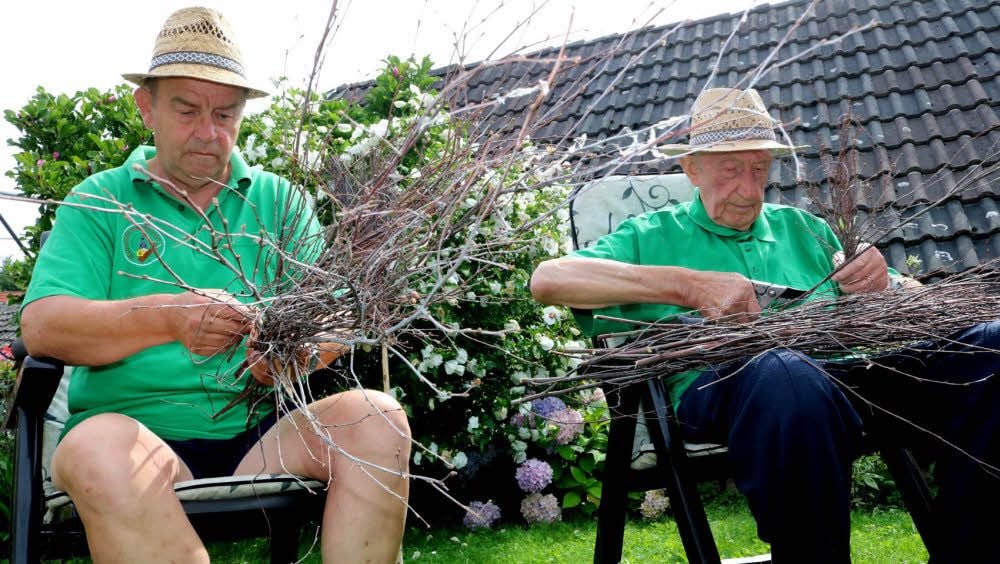 Joachim Langer (l.) und Walter Reineberg beim Besenbinden