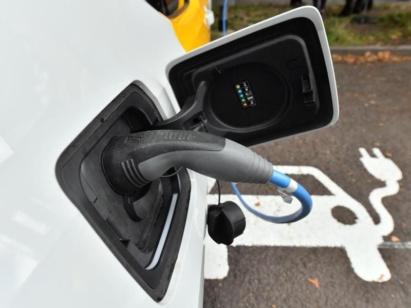 Der Akku eines Elektroautos wird an einer Ladestation geladen. Foto: Hendrik Schmidt/zb/dpa