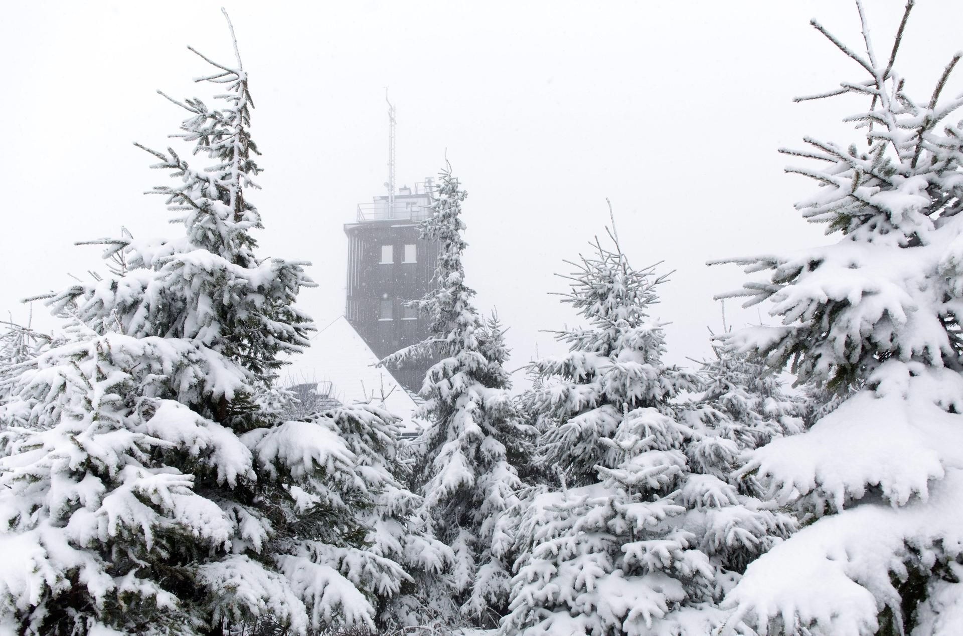 Nach den Frühlingstagen und den sommerlichen Temperaturen gab es am Dienstag erneut Schneefall auf dem Fichtelberg.