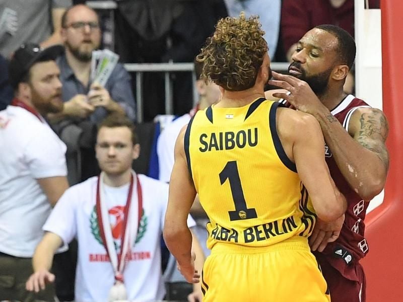 Bayern-Profi Devin Booker (r) gerät mit dem Berliner Joshiko Saibou aneinander. Foto: Peter Kneffel