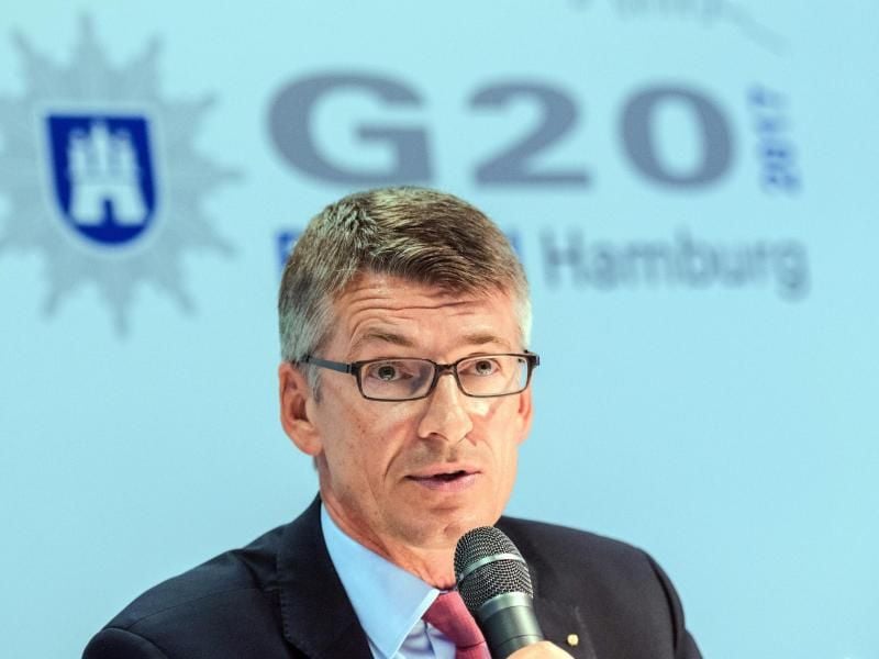 Hamburgs Polizeipräsident Ralf Martin Meyer während einer Pressekonferenz. Foto: Daniel Bockwoldt