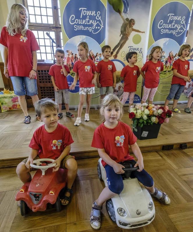 Mit Bobbycar und gesanglicher Begleitung sorgen Mädchen und Jungen des Kindertagesstättenwerks für Unterhaltung.