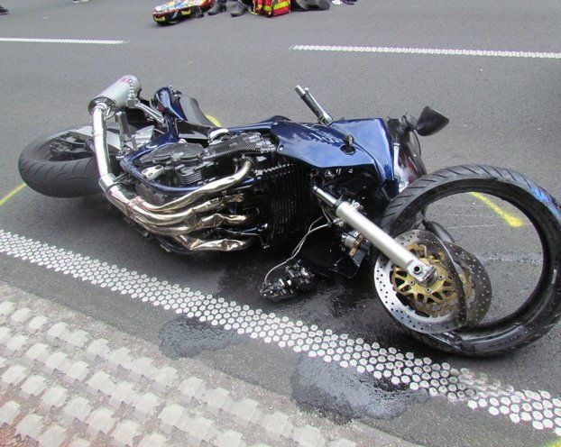 Ein Motorrad liegt nach einem Unfall am Boden.