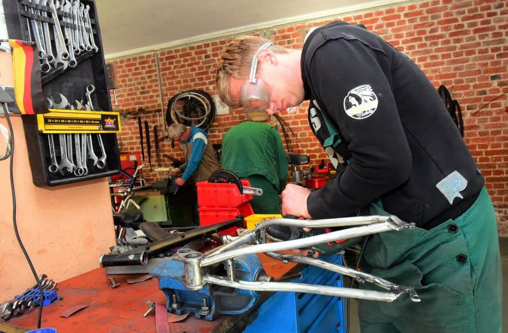In der Fahrrad-Werkstatt der Dekra verbessern die Teilnehmer, so wie hier Pascal Albrecht, Schritt für Schritt ihre handwerklichen Fähigkeiten.