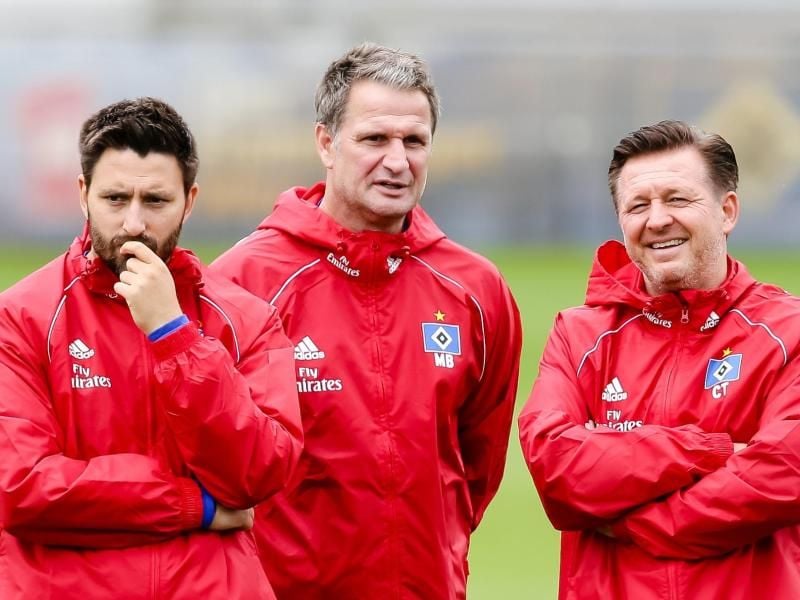 Kritische Blicke des HSV-Trainerteams: Der schlechte Zustand des Platzes in Glücksburg macht die Arbeit mit den Spielern unmöglich. Foto: Frank Molter