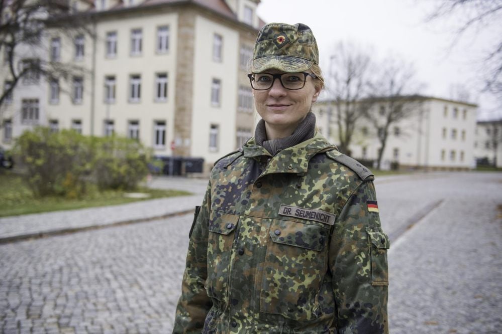 Nadine Seumenicht arbeitet als Presseoffizier beim Sanitätskommando der Bundeswehr in Weißenfels.