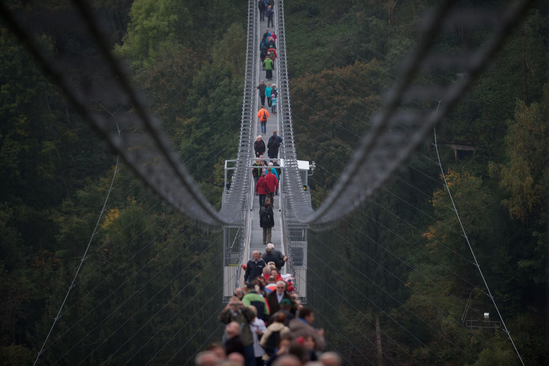Besucher gehen über die Hängeseilbrücke an der Rappbodetalsperre.