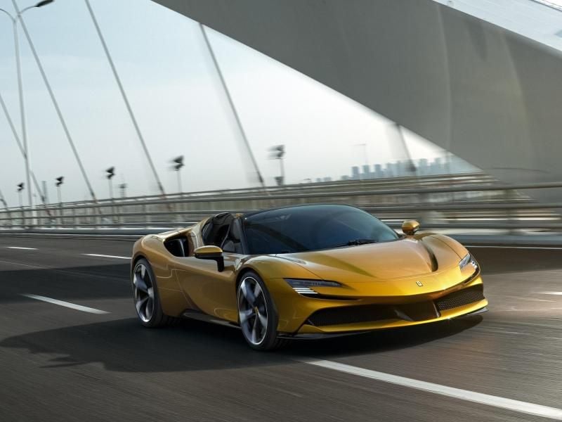 Auch im SF90 Spider ergänzen drei Elektromotoren den V8-Verbrenner und sorgen mit diesem zusammen für 735 kW/1000 PS. Foto: Ferrari/dpa-tmn