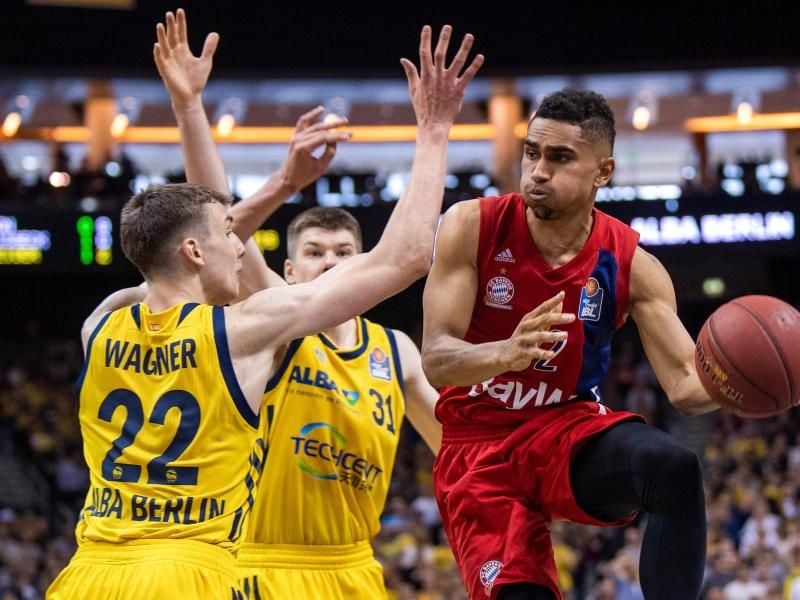 Bayerns Maodo Lo (r) kämpft gegen ALBAs Franz Wagner (l) und Rokas Giedraitis um den Ball. Foto: Monika Skolimowska
