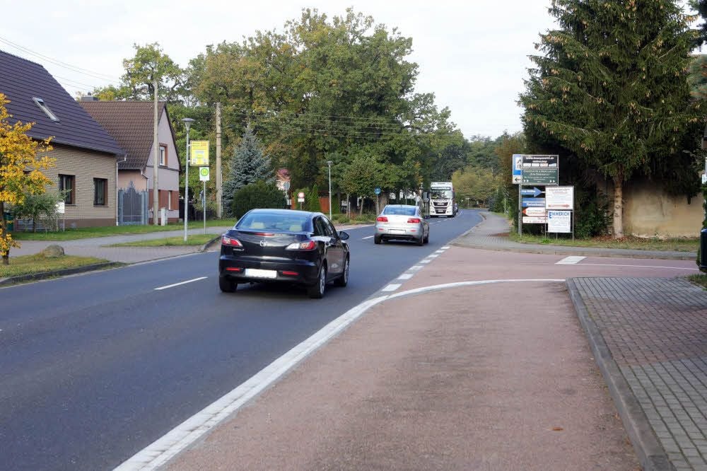 Das bestreitet niemand: Die B107 ist in Jüdenberg viel befahren. Über das Aufkommen an Fußgängern gibt es unterschiedliche Meinungen.