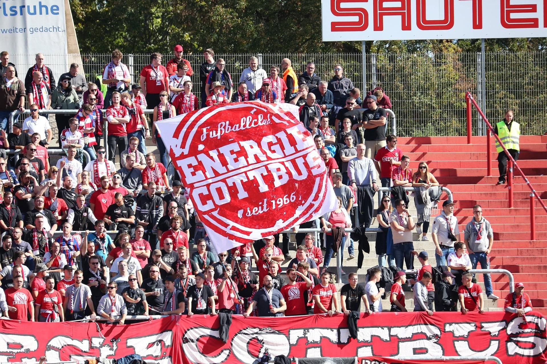 Fans von Energie Cottbs bei der Niederlage beim Karlsruher SC.