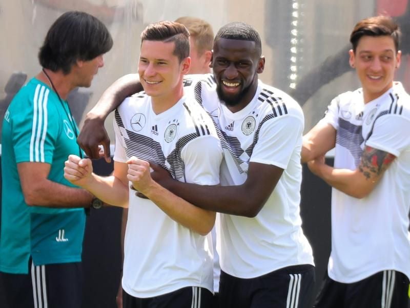 Im WM-Team von Bundestrainer Joachim Löw (l) soll es bei der WM angeblich einen Riss gegeben haben. Foto: Christian Charisius