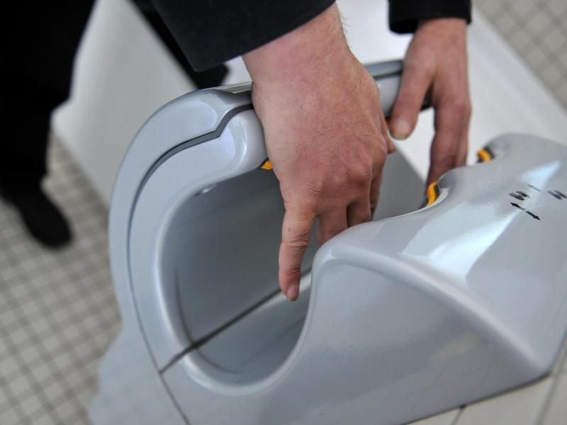 Neue Vorgaben zum Arbeitsschutz in Zeiten der Corona-Pandemie sorgen für Kritik bei Herstellern elektrischer Händetrockner. Foto: picture alliance / dpa