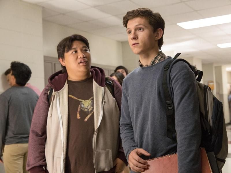 Dem 15-jährigen Peter Parker (Tom Holland) steht sein Kumpel Ned (Jacob Batalon, l) stets zur Seite. Foto: Sony Pictures