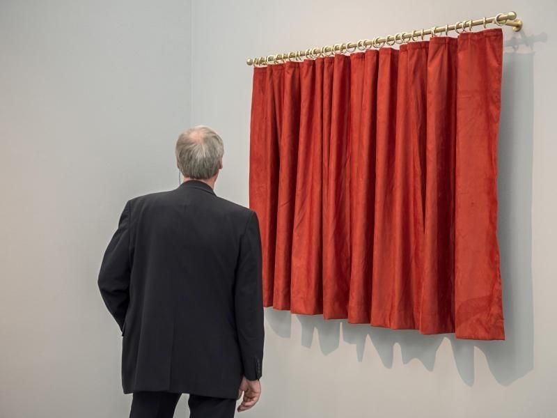 „Vorhang Rot” hat Hans-Peter Feldmann sein verhüllendes Werk genannt. Foto: Wolfram Kastl