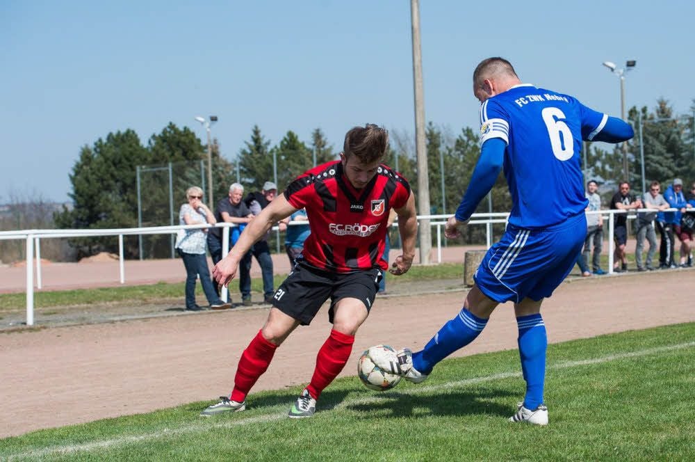 Nico Hermsdorf (l.), hier im Spiel beim FC ZWK Nebra, brachte die SCN-Reserve gegen Osterfeld nach einem tollen Solo in Front.