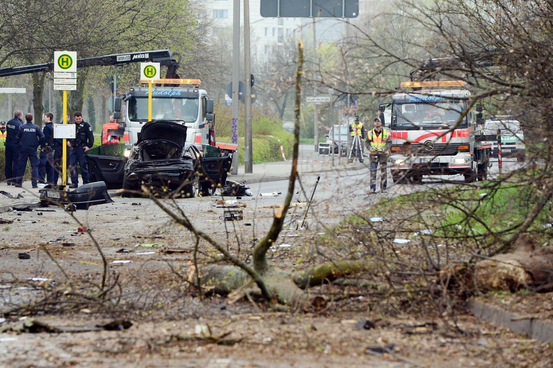 Ein Autowrack liegt auf der Landsberger Allee in Berlin.