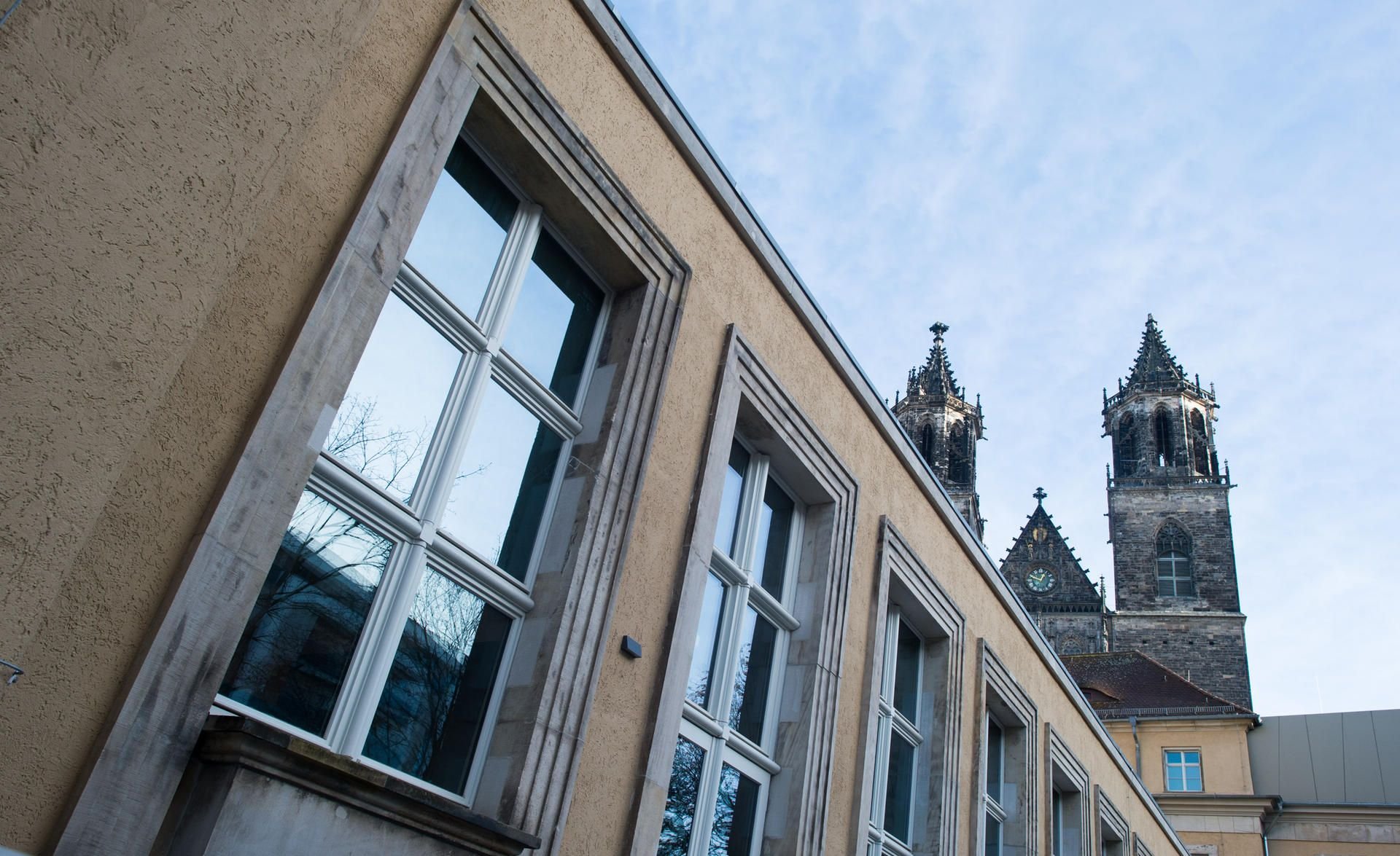 Die Fassade des Dommuseums Ottonianum Magdeburg und der der Magdeburger Dom.