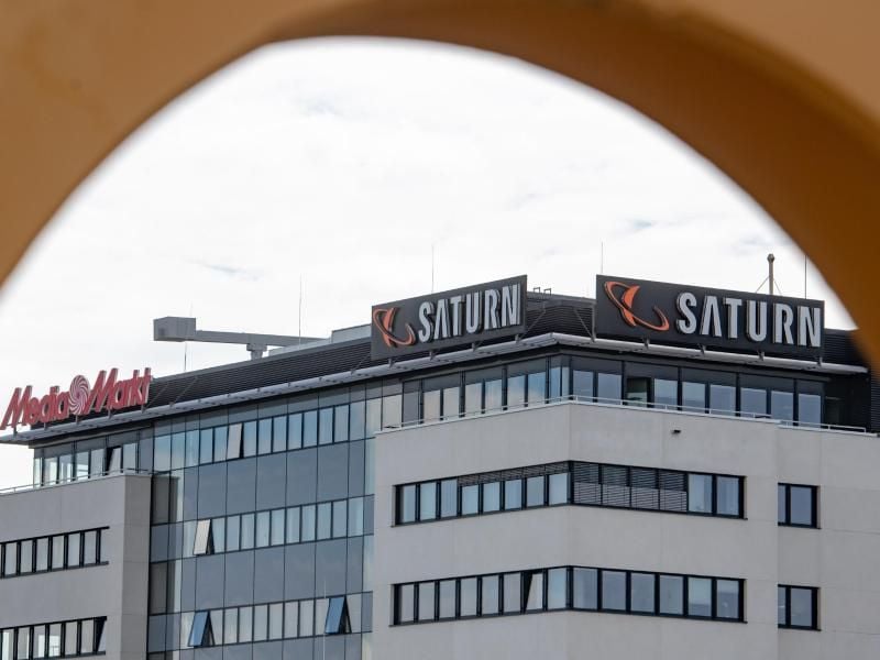 Ein Schild von Media Markt und Saturn, auf dem Gelände der Firmenzentrale der Media-Saturn-Gruppe. Foto: Armin Weigel/Archiv