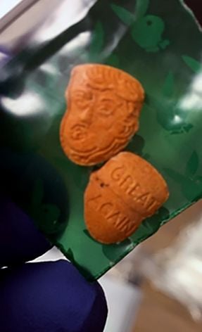 Ecstasy-Pillen mit Gesicht Donald Trumps.
