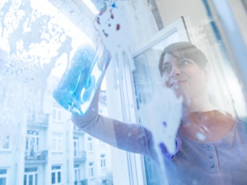 Zu viel oder zu wenig Reinigungsmittel? Streifen nach dem Fensterputzen können verschiedene Ursachen haben. Foto: Christin Klose