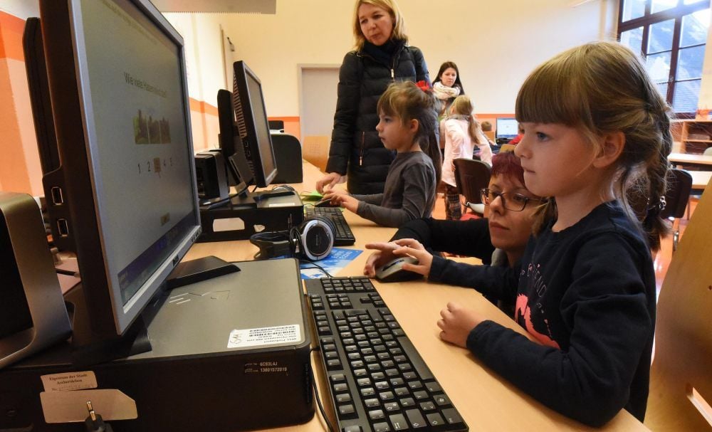 Die Rechner im Computerraum der Luisenschule in Aschersleben sind mit Lernsoftware ausgestattet. Die gilt es auszuprobieren.