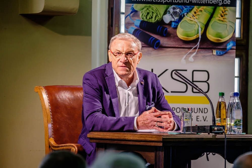 Trainerlegende Eduard Geyer ist sehr gern in Wittenberg. Hier bereitet er sich auf seine Lesung „Einwürfe: Über Fußball, die Welt und das Leben“ vor.