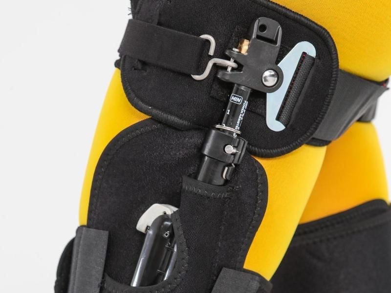 Mit seitlich angebrachten Stoßdämpfern, die bis zu einem Drittel des eigenen Körpergewichts tragen, entlastet ein Exoskelett. F. Foto: dpa-tmn