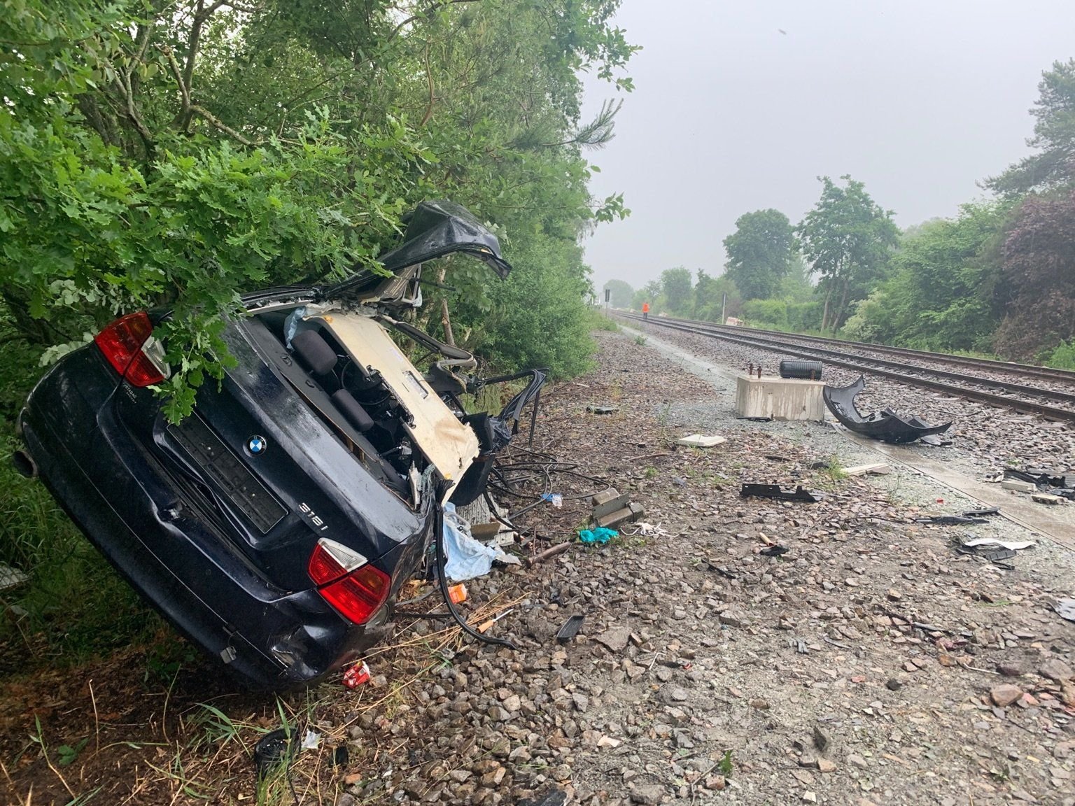 Wilhelmshaven: Ein zerstörtes Auto liegt neben Bahngleisen.