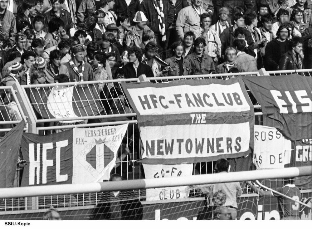 Mit Fotos dokumentierte die Stasi in den 198er Jahren, welche Fangruppen die Spiele des HFC besuchten.