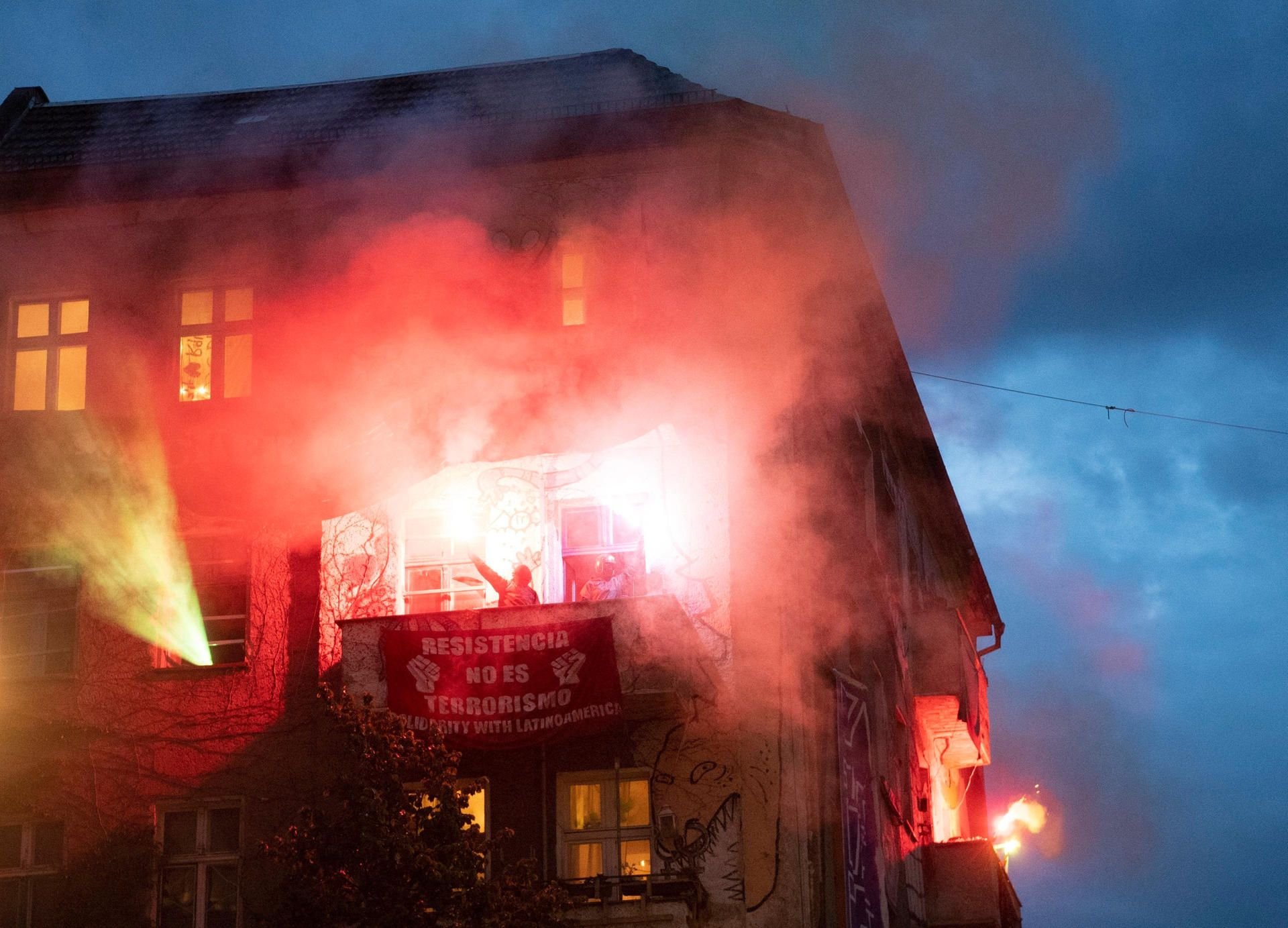 Aktivisten haben auf einem Balkon in Berlin-Friedrichshain Bengalische Feuer entzündet.